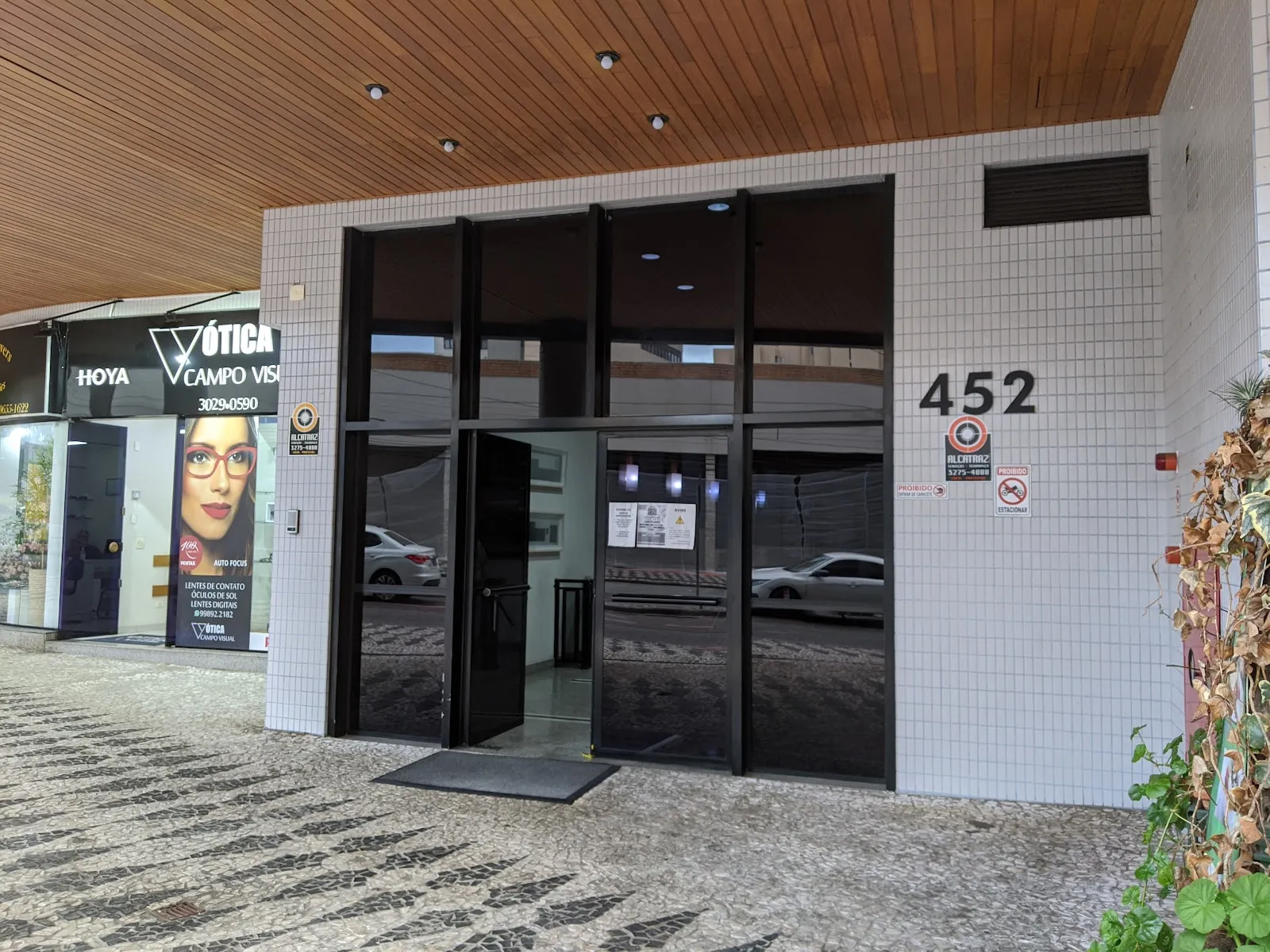 Entrada do edifício no número 452 da Av. República Argentina